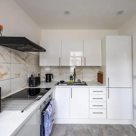 Parking - Wi-fi-10 Mins To Beaches -close To Tram *